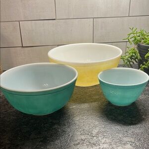 Vintage Nesting bowls by Pyrex. Colorful Mixing Bowl Set. #401,403&404